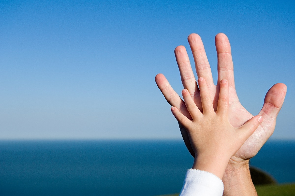 Dłonie dziecka i rodzica