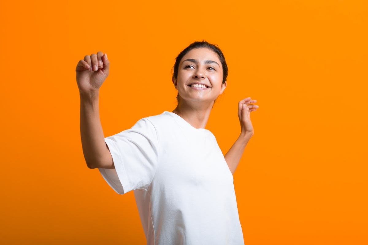 Koszulki damskie - jaki dekolt podkreśli Twoje atuty?