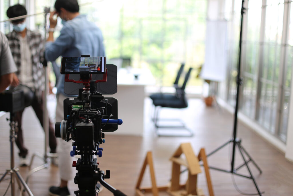 Od przygotowań po finalne ujęcia: jak efektywnie współpracować z fotografem podczas eventu?