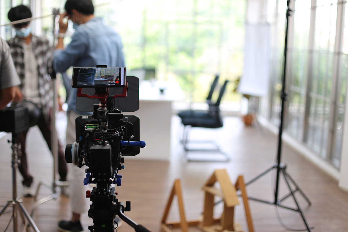 Od przygotowań po finalne ujęcia: jak efektywnie współpracować z fotografem podczas eventu?